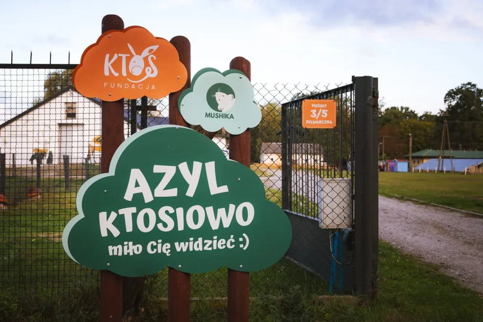 Brama Azylu Ktosiowo z tablicą powitalną