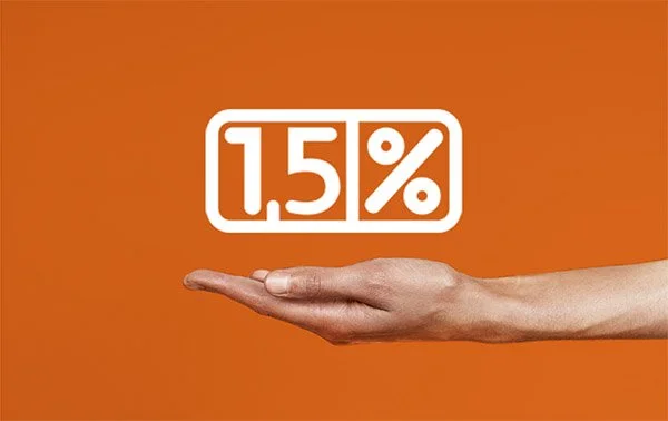 Znak 1,5% na pomarańczowym tle