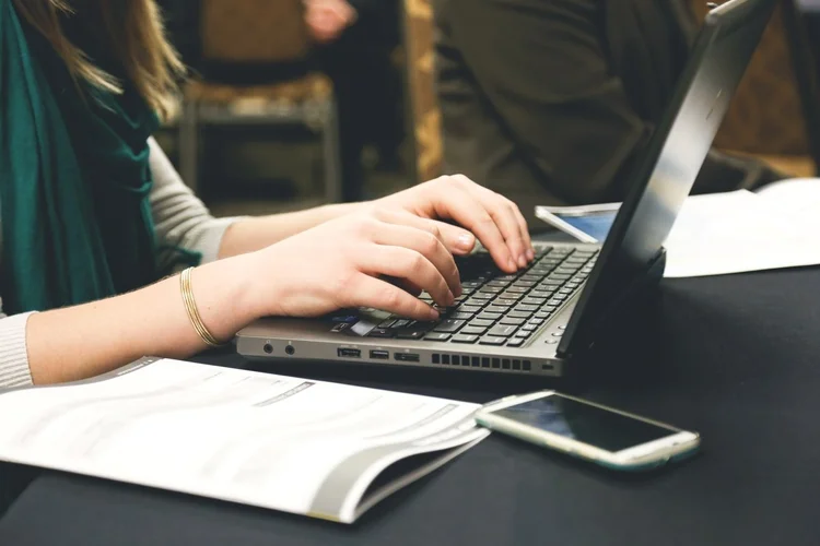 Laptop na biurku — e-wolontariat z domu
